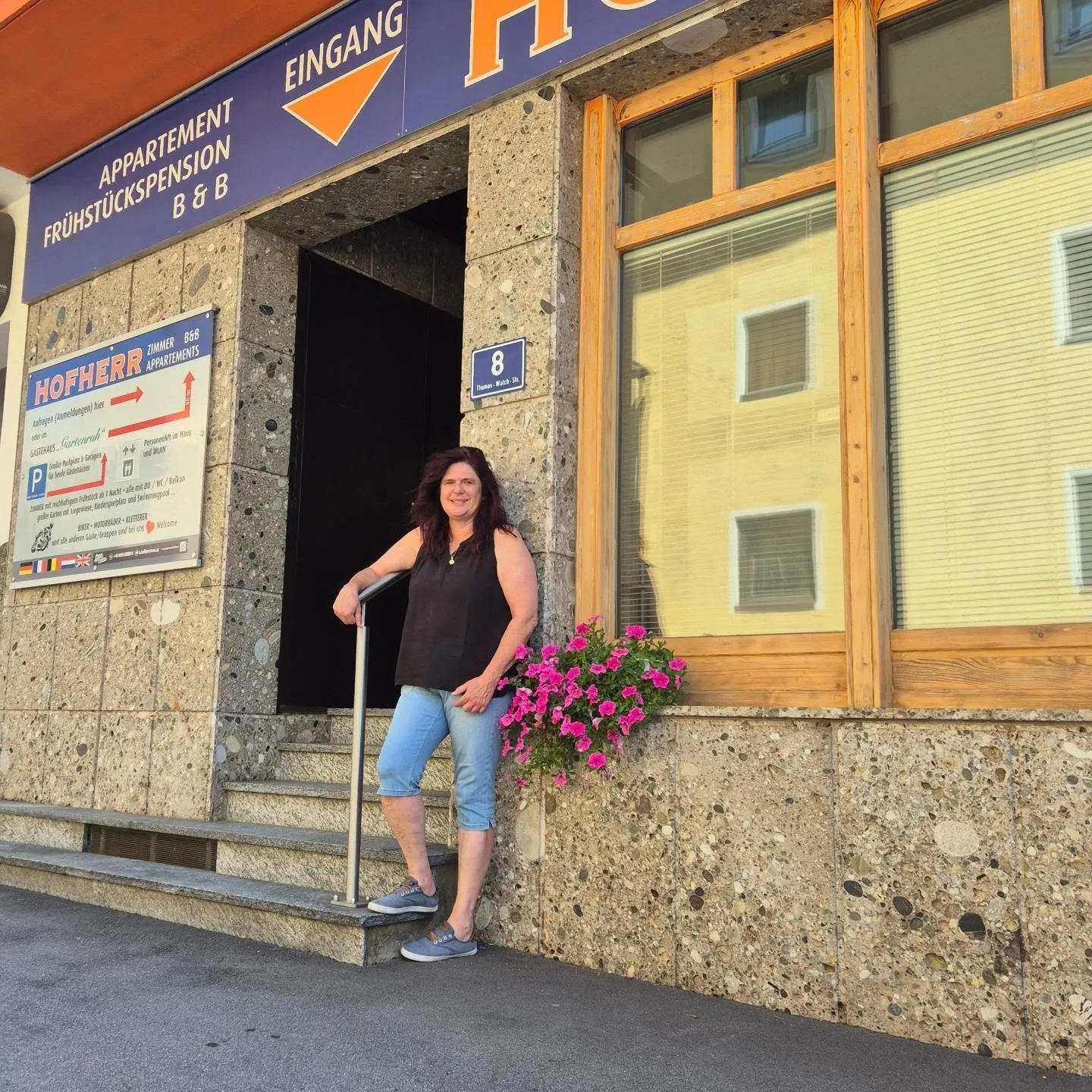 Gastgeberin vor dem Haus von Appartement Hofherr