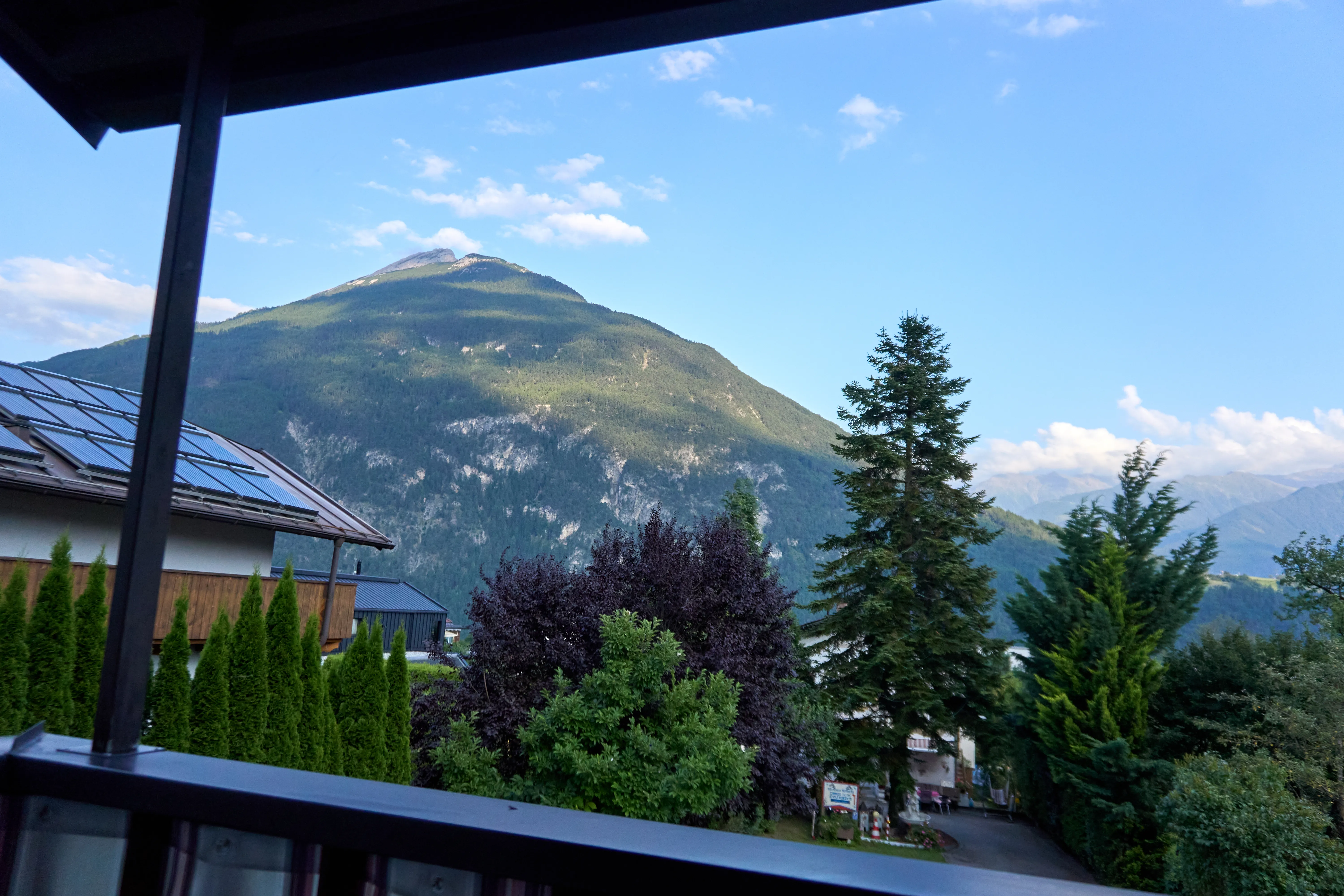 Blick von der Panorama Suite auf die Berge und die grüne Umgebung in Imst